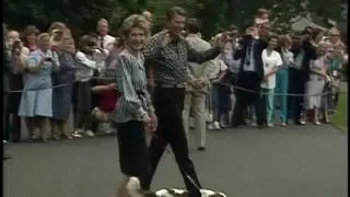 President Reagan Photo Ops in the Oval Office and South Lawn on September 19, 1986