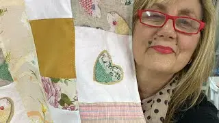 Dal riciclo di stoffe un centro rettangolare o runner.Il baule della nonna.