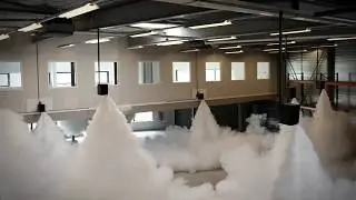 Grote mistmachine installatie in opslagruimte