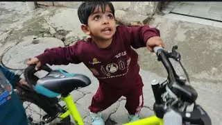 Kanu Akshit ki Cycle Nai De Raha Hai.