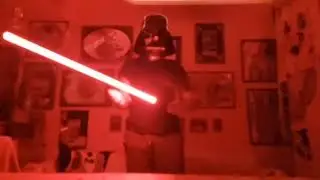 Lorenzo si diverte con la sua nuova spada laser Eris con effetti sonori