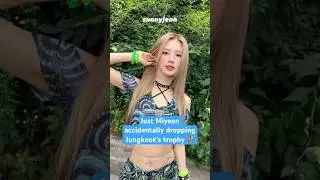 Miyeon accidentally dropping Jungkook&rsquo;s trophy #kpop #miyeon #gidle #jungkook #bts #funny #viral