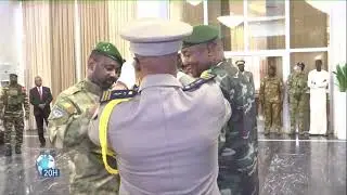 Mali : Session conf&eacute;d&eacute;rale AES : D&eacute;coration des pr&eacute;sidents IB et Tiani