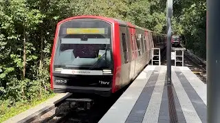 U-Bahn Hamburg - Einfahrt eines DT5 als U1 am Bahnhof Hudtwalckerstra&szlig;e