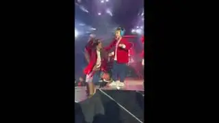 Manu com Anah&iacute; dan&ccedil;ando e cantando no palco Soy REBELDE TOUR RBD