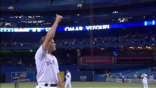 2012/10/03 Vizquel removed to an ovation