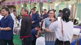 ป้าแต๋นร่วมพิธีผูกข้อมือ..ผู้ใหญ่และชาวบ้านอำเภอบ้านม่วง