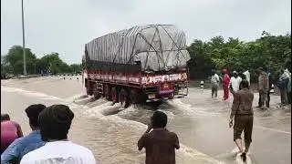 Heavy traffic jam In Andhra Pradesh due to Heavy Rain in Hyderabad 