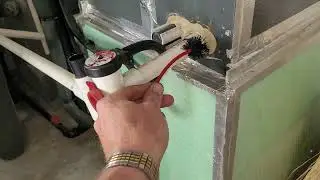 Желтый индикатор на воздухообрабатывающем агрегате Goodman Furnace AC во время работы