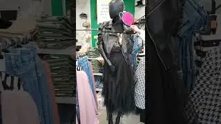 Changement de tenue sur mannequin style rock