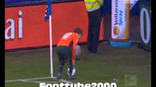 Marko Marin get beer cup on he shoes VS Hamburg