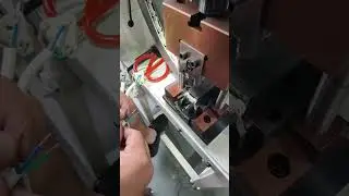 Automatic Vibrating Plate Feeding 3 Pin 2 Pin Plug Terminal Power Cord Plug Cable Crimping Machine