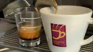 Капучіно в кав'ярні. Саша Ліщук. Баріста в KREDENS CAFE (вул. Порохова)