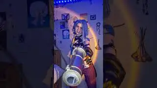 why she act like theyre exes 🤣 #jinx #arcane #cosplay #jinxarcane #jinxcosplay