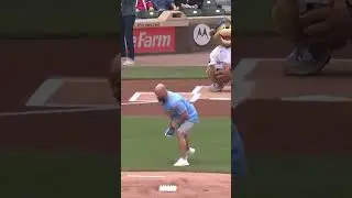 Joey Swoll throws out the first pitch and does a backflip 😳 #backflip #pitch #MLB #cubs