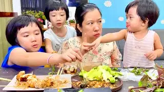 Ăn bánh nướng Takoyaki nhân Bạch Tuộc và bánh tráng cuốn Bò Lá Lốt