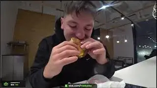 Meduska testuje burgera z MaxBurgers.