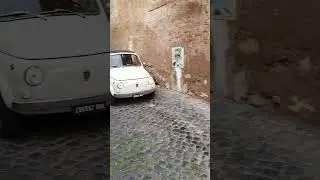 Fiat driving in a narrow alley in Rome. Epic!