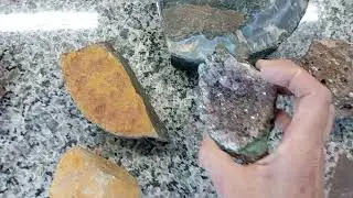 Geologia e mineralogia das rochas &iacute;gneas.  Intrusiva (basalto) e extrusiva (granito).