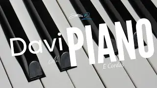 Davi Tocando Aleatoriamente no Piano (e Cordas)