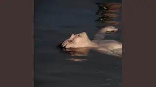 CD_за_креслом