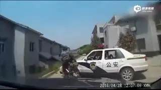 China police chase motorcycle thieves(Si'Chuan province, China)