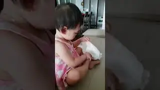 Sam tự mặc bỉm 😁