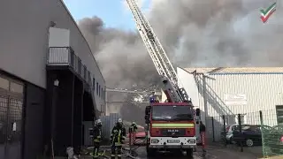 [Großbrand in Dortmund]  Motorradwerkstatt in Lütgendortmund in Vollbrand, A40 zeitweise gesperrt