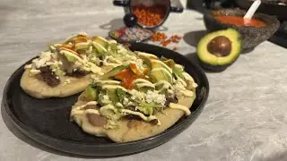 Preparando Huaraches con Maiz Molido y Salsa Chiltepin en Molcajete