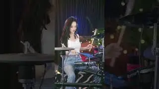 年轻鼓手激情演绎，打击乐与歌声的完美结合 #美女鼓手 #打击乐 #现场表演