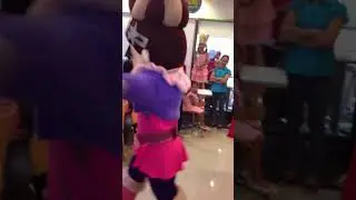 Jollibee, Twirlie waka-waka!🚗🔥 #jollibeedance #cute #satisfying #jollibeeparty #viralshorts