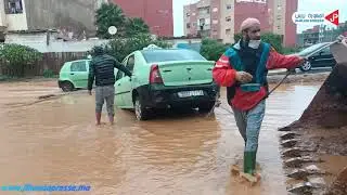 لحظة إنقاذ طاكسي وصاحبه بالمحمدية من الغرق..تدخل بطولي للمواطنين !