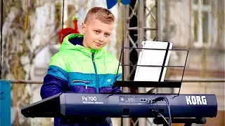 10 Latek na scenie zagrał klubowe Hity. Światowy dzień Autyzmu.