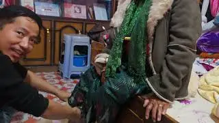 झण्डै तीन वर्ष पछि बुवालाई स्वागत गर्दै नुमिंशा 🥰😘, नयाँ सामान पाएर खुशी 😁#sweetmemories #unboxing 