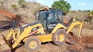RETRÔ ESCAVADEIRA CAT CAVANDO CACINBA.