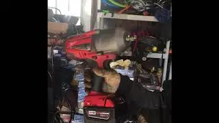 Удар Milwaukee 2763 против болта коленвала Honda