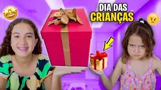 ANA QUERiA O PRESENTE MAiOR ! OLHA O QUE ACONTECEU 😂🎁 - Toia e Ana