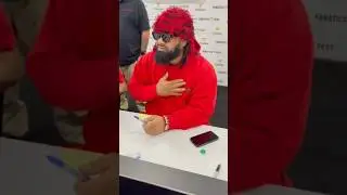 Jacob Fatu gets emotional by signing a Ticket of his debut #wwe #jacobfatu #fanaticsfest #wrestling