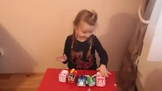 Robocar Poli Take-n-Play София открывает ещё один подярочек от мамы.