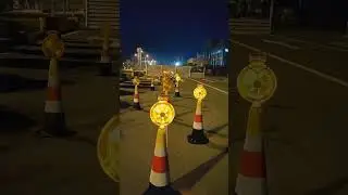 A Black Handle Amber Traffic Cone Top Solar Double Sides Flashing LED Barrier Warning Lamp