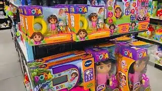 Игрушки Дора-путешественница в магазине TOYS 'R' (США) &ndash; новинка сезона 2025 года в рождественско...