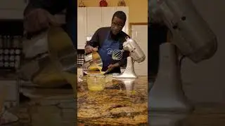 Пастор Гарри на кухне готовит пирог из белого картофеля!