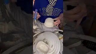 Me making 2 kind of bowls, with white engobeglaze and blue dots. #ceramic #pottery #coffee #ceramics