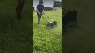 Высокая трава не ровня этому парню😂