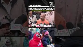 Главный министр штата Уттар-Прадеш Йоги Адитьянатх и депутат от партии BJP Рави Кишан раздают оде...