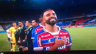 LANCE CURIOSO | C&Aacute;SSIO E GIL DO CORINTHIANS FICAM VIRADOS DE COSTAS AOS COMPANHEIROS .