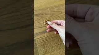 Использую грецкий орех, чтобы заделать огромную царапину на моем деревянном полу 😳