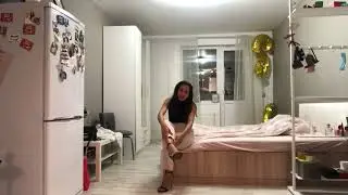 grils triying New high heels en sprained her ankle, massage