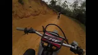 EU E A DONA ENDRENCA NA PISTA DE MOTO ( CRF 230 VS XR 200 )