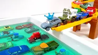 トミカシステムの坂を走るカーズのミニカーが緑の水にダイブしていく。Disney Pixar Cars minicar falling the water♪